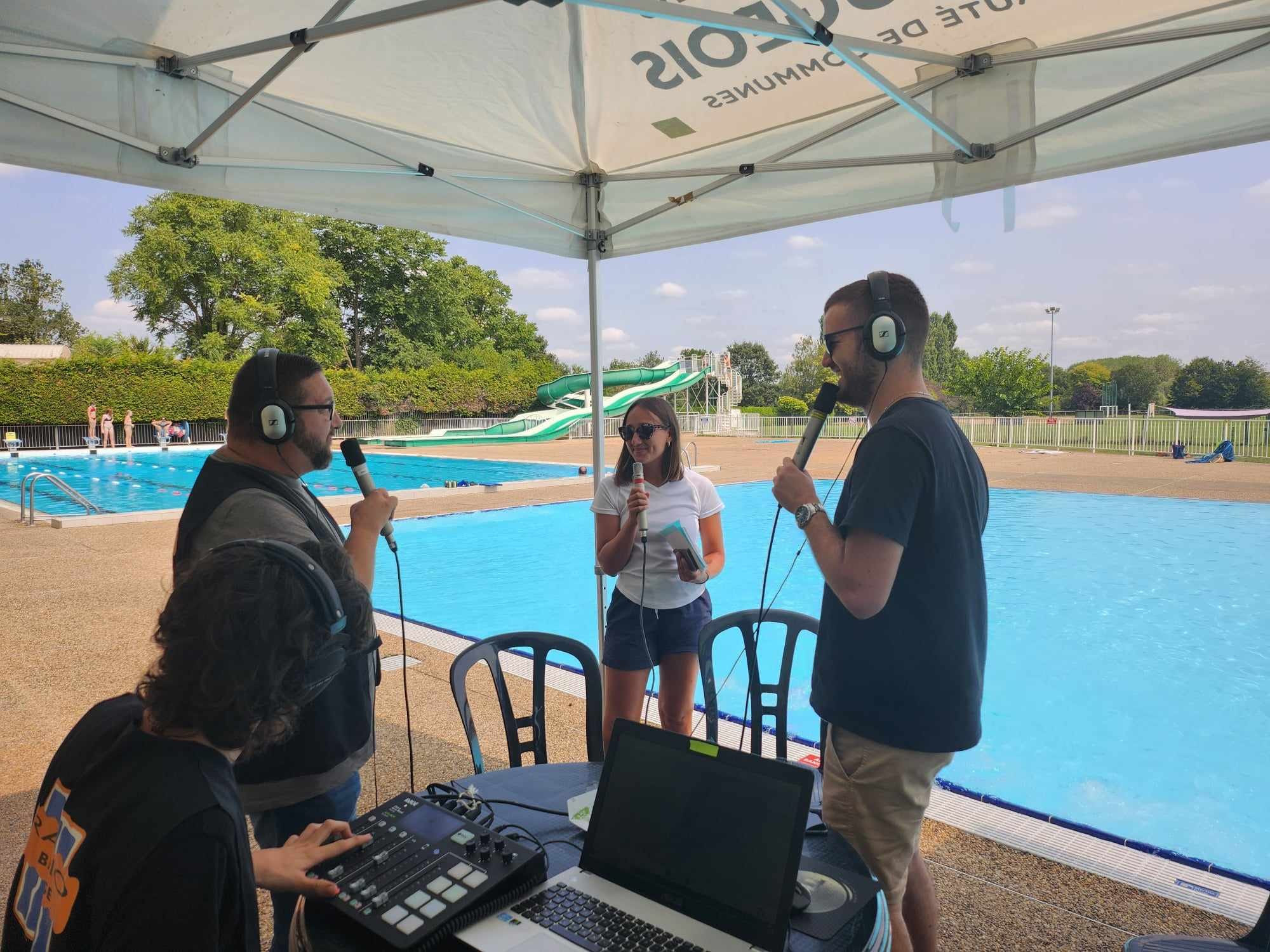 Concours de plongeons en direct de la piscine de Tournus